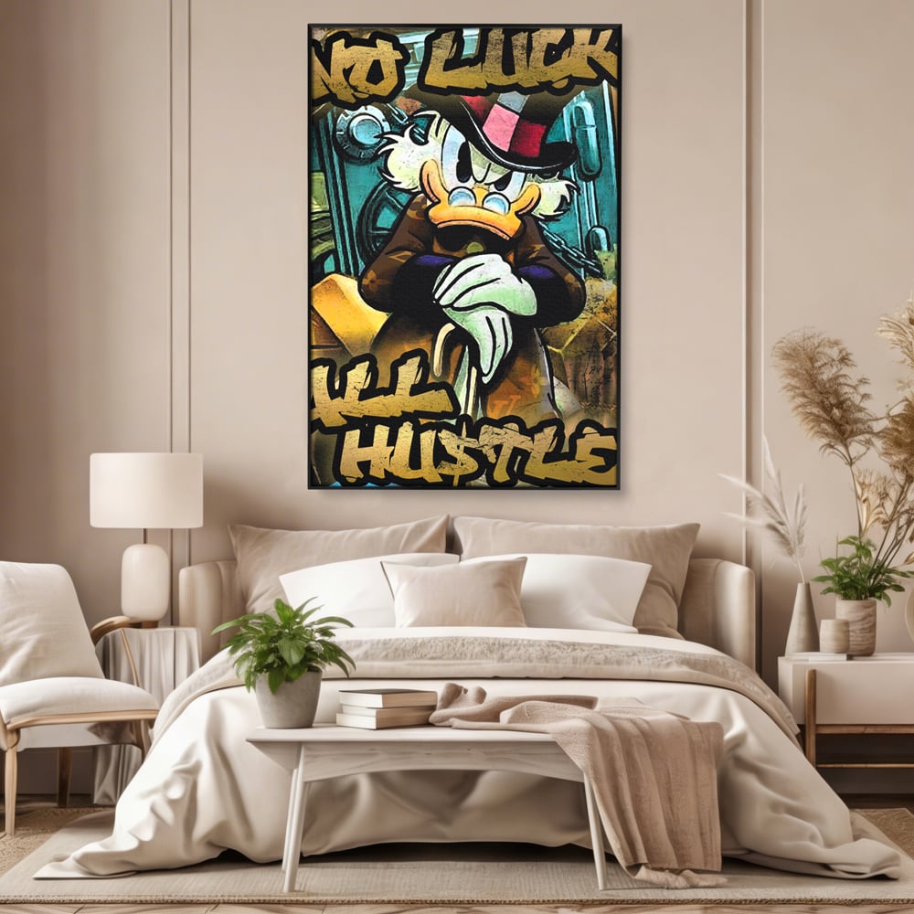 Tablou canvas cu tablou canvas cu scrooge mcduck, in rama de aluminiu negru, pe perete intr-un dormitor